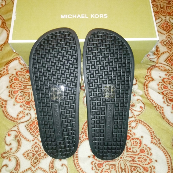 Michael Kors Gilmore Slides - Picture 5 of 10